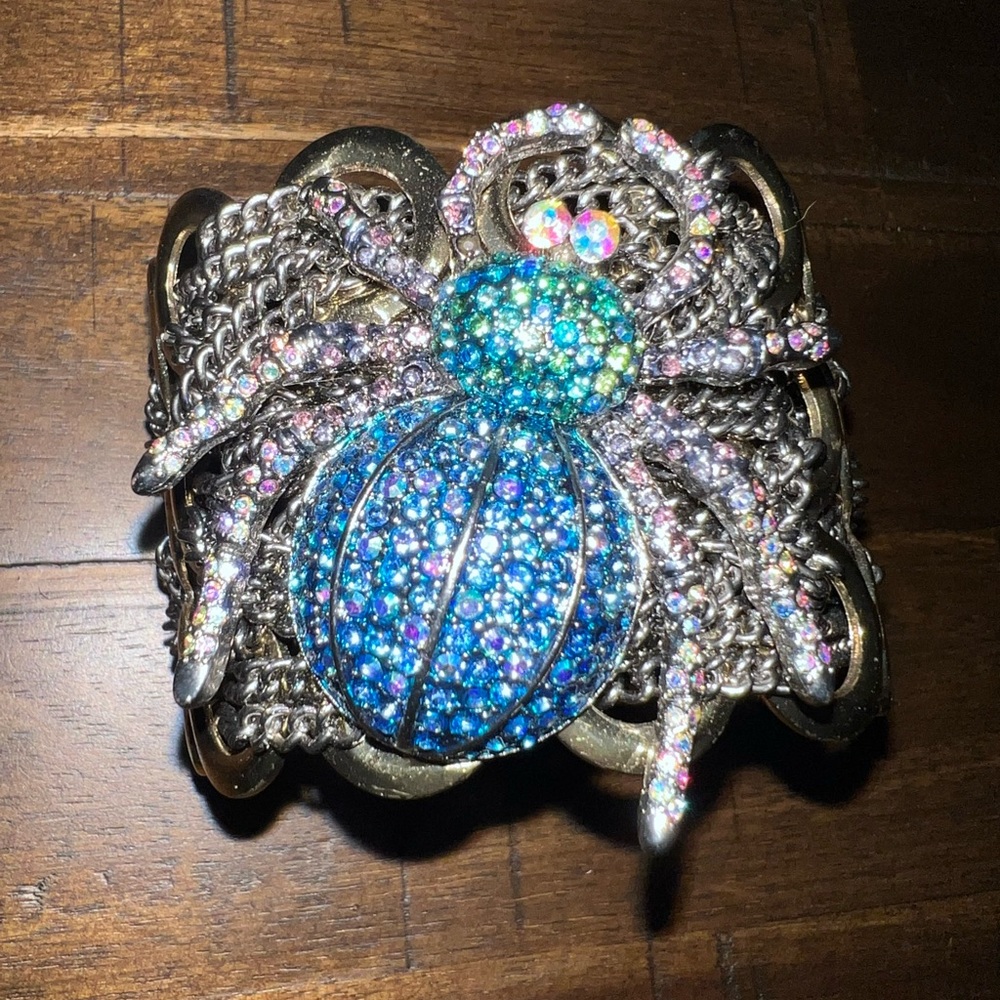 BETSEY JOHNSON SPIDER BRACELET 
NWOT NEVER WORN
RTF